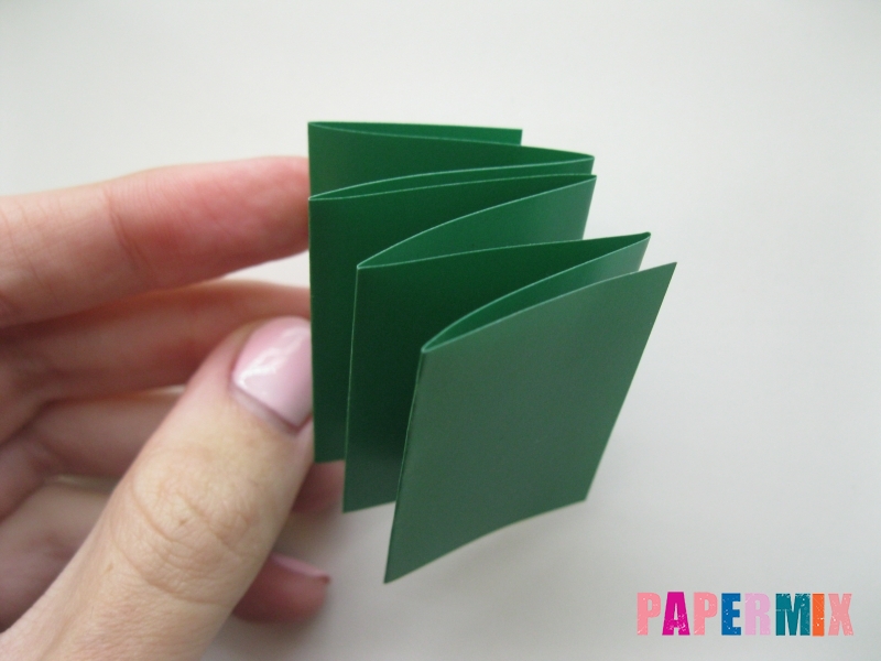 Как сделать бумажную гирлянду из елочек своими руками - шаг 3