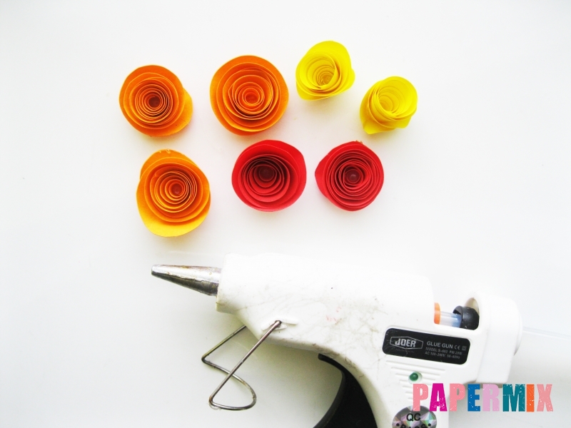 Как сделать букет роз из цветной бумаги своими руками - шаг 7