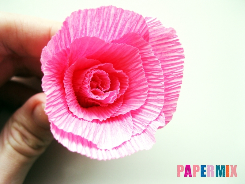 Как сделать розу из гофрированной бумаги поэтапно - шаг 10