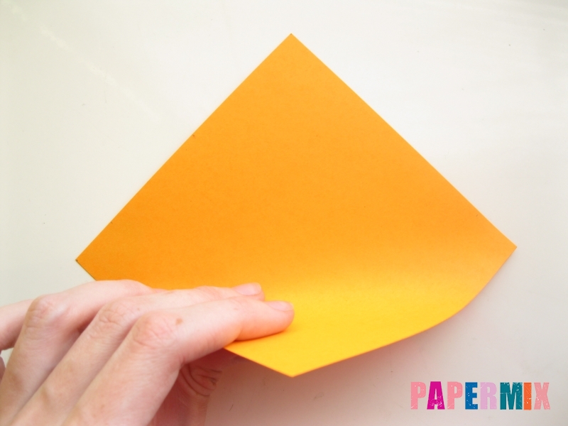 Как сделать закладку виде мордочки лисички из бумаги - шаг 2